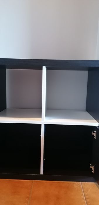 Estante Ikea Kallax com 2 portas