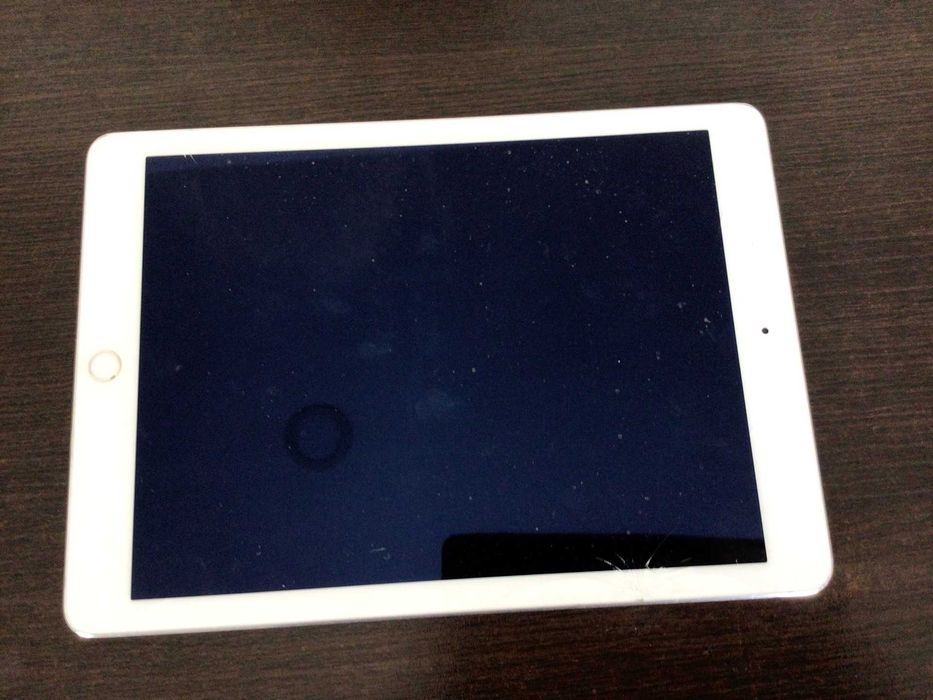 Apple iPad 128 GB  15.8.7
