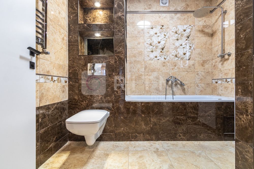 Продається простора 2-к. кв. з ремонтом  біля озера.