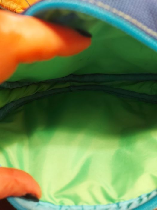 Estojo escolar da Benetton, com porta moedas incorporado.