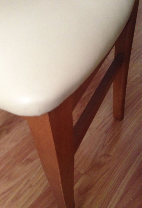 Cadeiras em madeira maciça e assento em pele