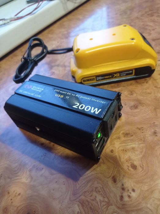 Інвертор від акумулятора DeWalt AC з виходом 110v