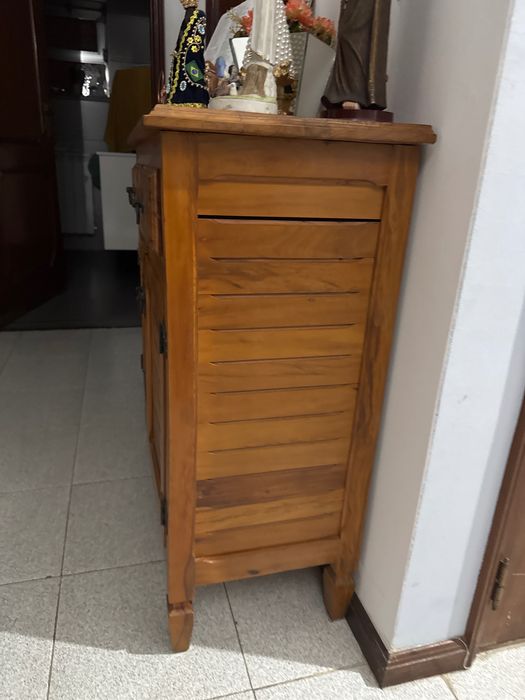 Armário baixo de madeira com prateleira