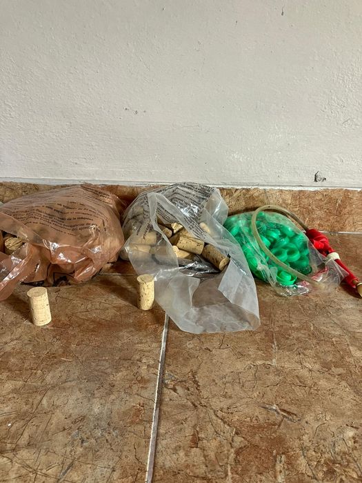 Rolhas de cortiça e plástico - diversas