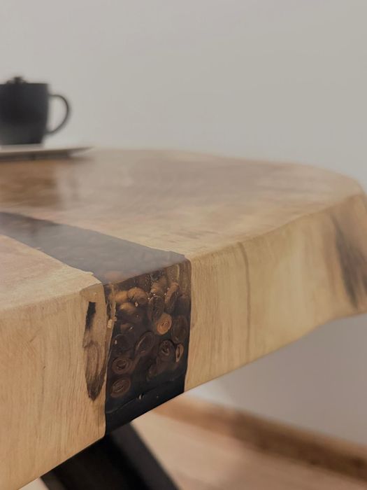 Stół kawowy z żywicą epoksydową