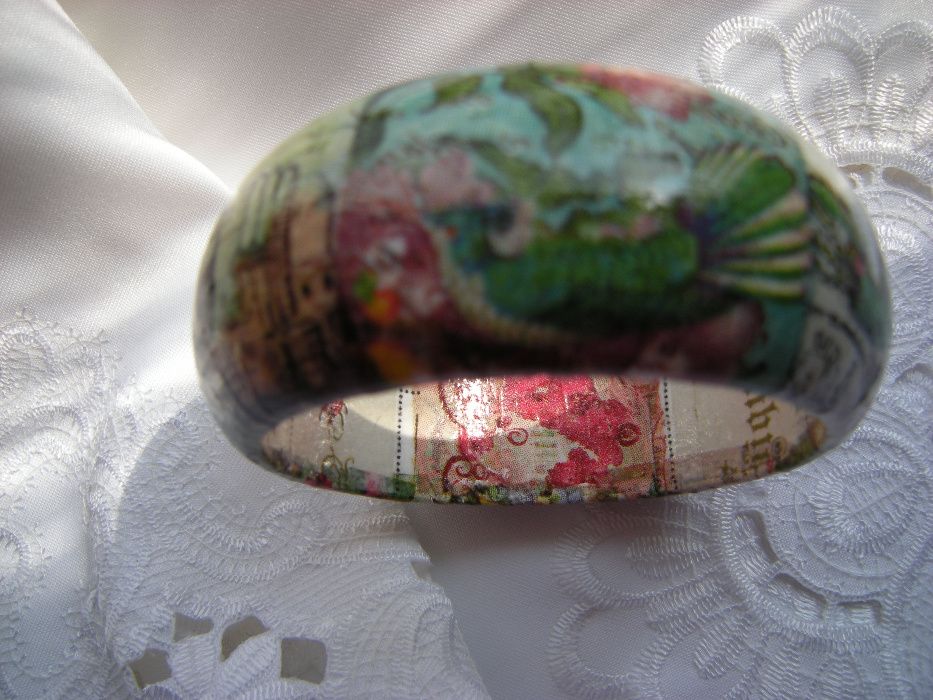 bransoletka decoupage - kolorowe kwiaty motyle ptaki na znaczkach