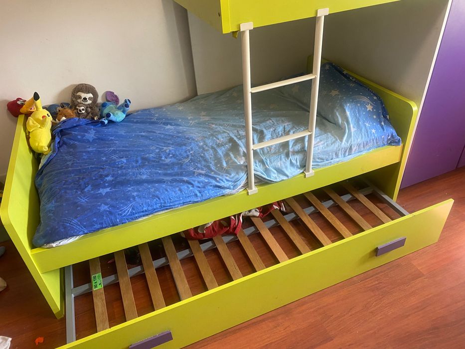 Cama beliche com roupeiro