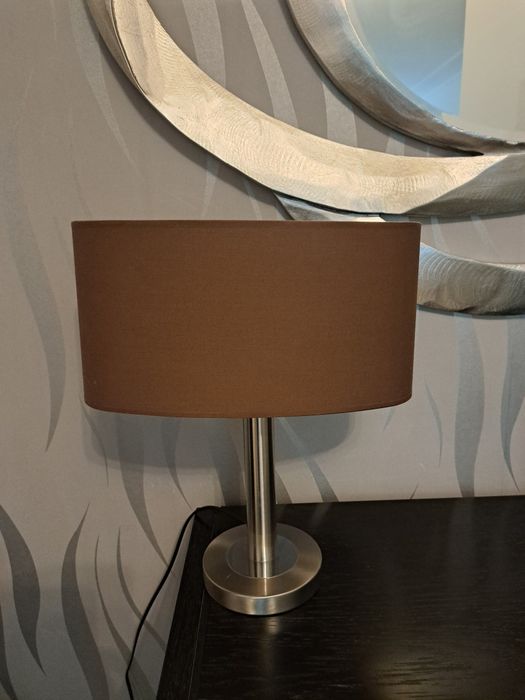 Candeeiro com regulação de intensidade de luz