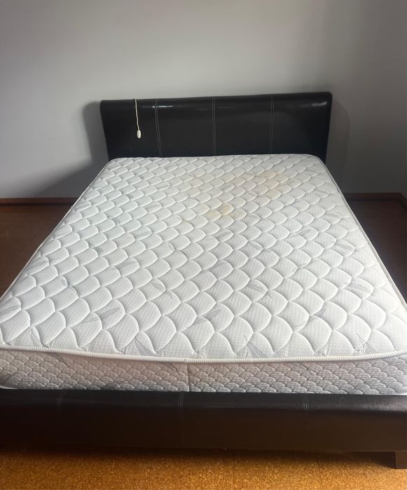 Cama de casal vom colchão em bom estado