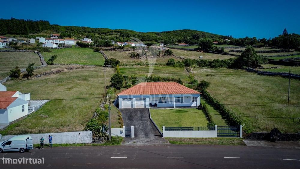 Moradia T3 Totalmente Remodelada com Garagem – Rosais, Ilha de São...