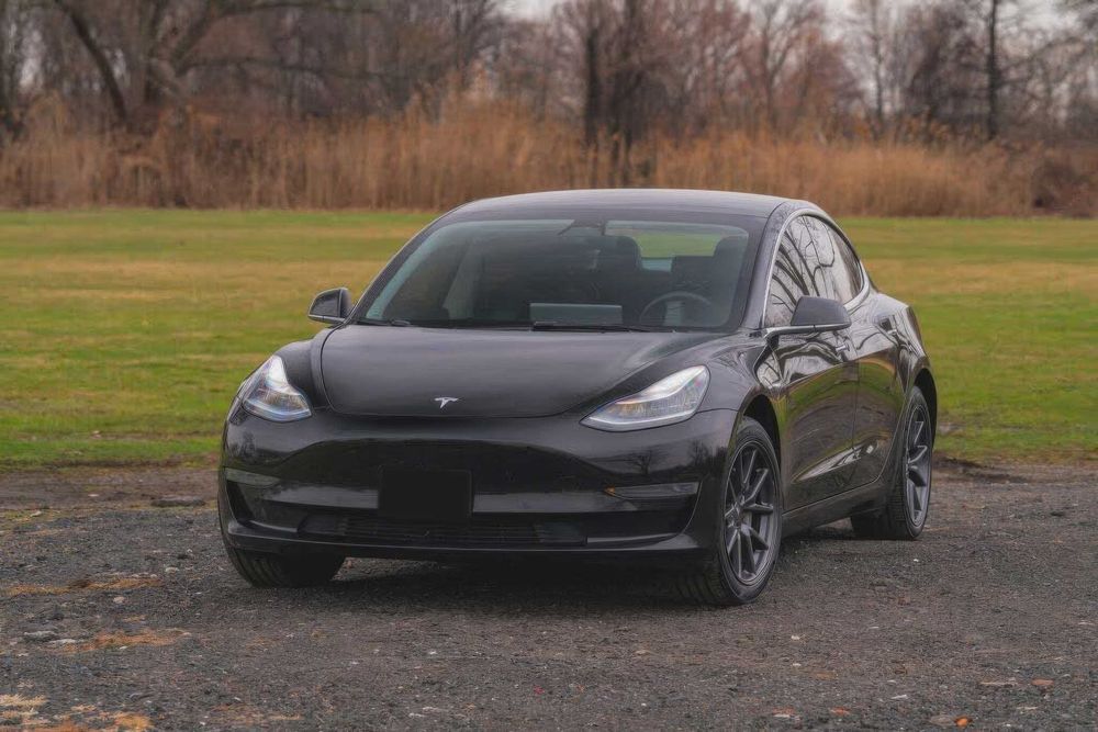 Tesla Model 3      2023