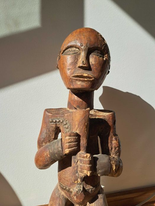 Figura africana muito antiga. Africa. Tribal.