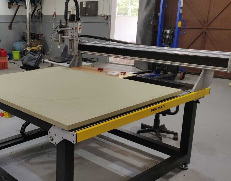 CNC com faca oscilotangencial e fresa