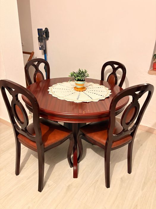 Mesa de madeira e cadeiras