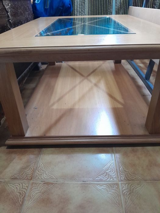 Mesa de sala de madeira com vidro
