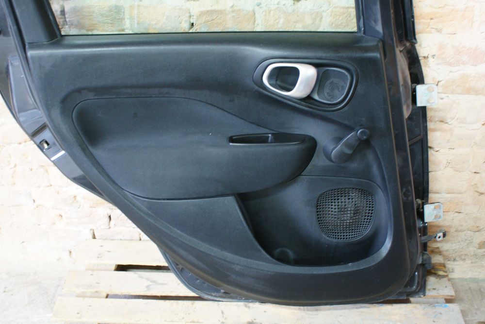 Drzwi kompletne uzbrojone lewe tylne tył FIAT 500L kolor 609B