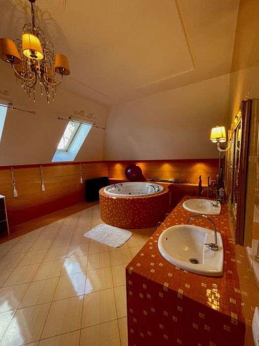 Продаж двох будинків Гуйва