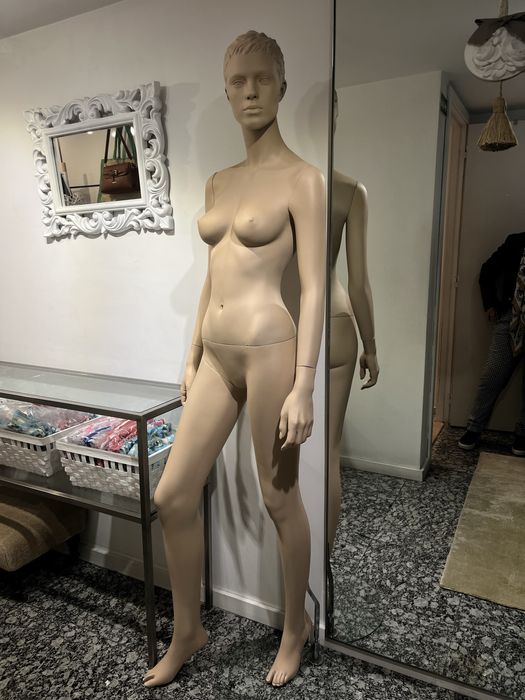 Manequim com pe em vidro