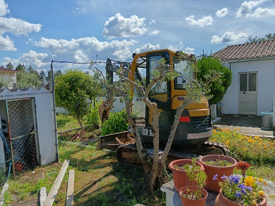 Serviços de mini-giratoria e pesado basculante