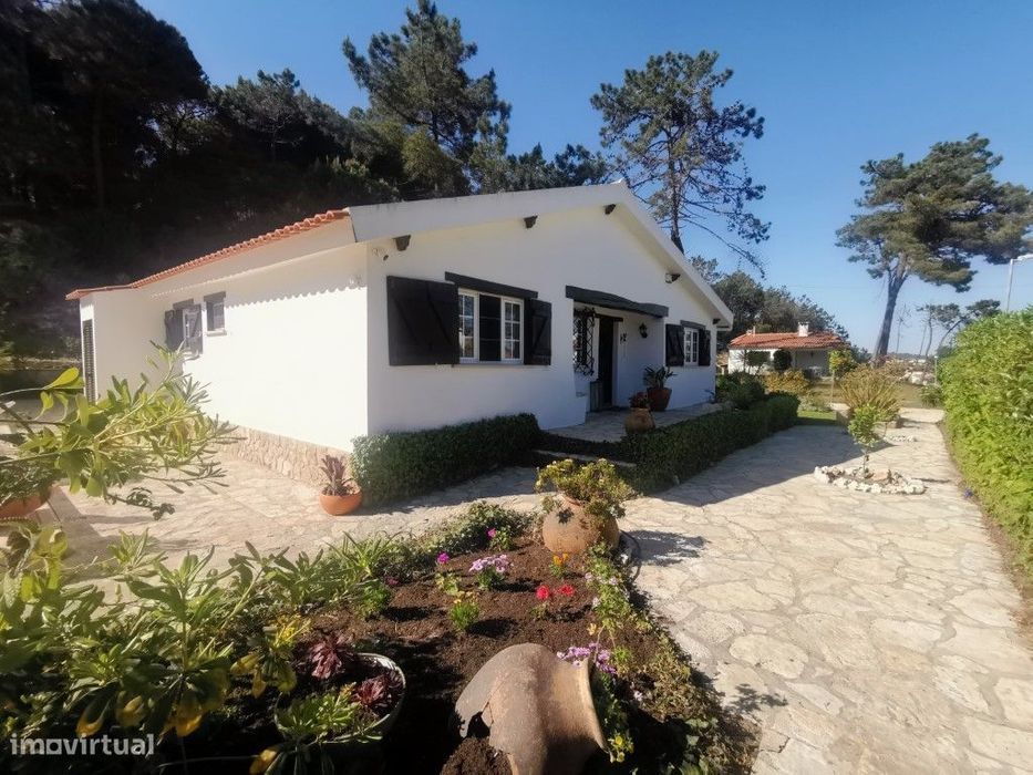 Moradia tradicional com piscina aquecida na praia do Bom Sucesso