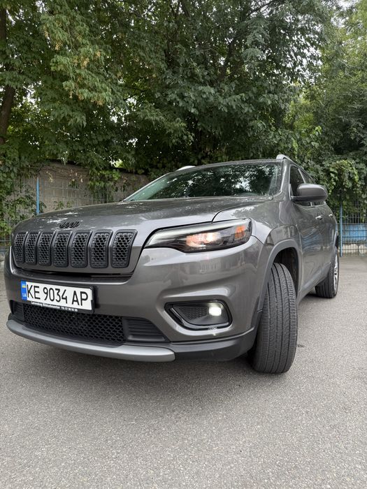 Продам свій автомобіль Jeep Cheeroke 2019