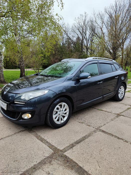 Продам семейный автомобиль меган3