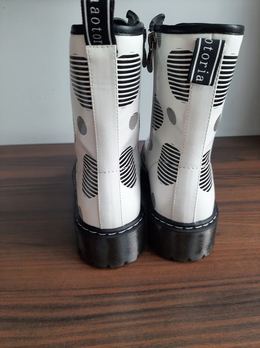 583 NOWE białe trapery a'la Martens w grochy 41