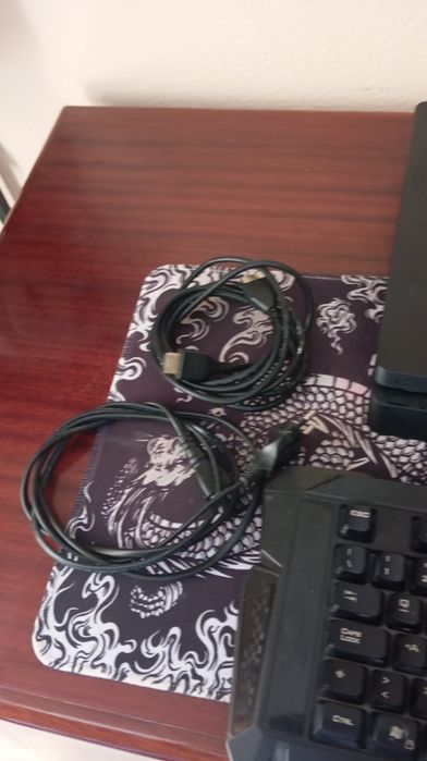 PS4 de 1T com respectivos cabos e comando