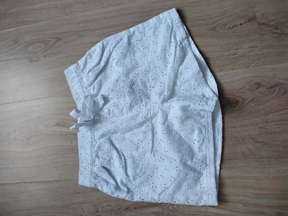 Nowy zestaw krótkich spodenek dla dziewczynki w rozmiarze 110/116