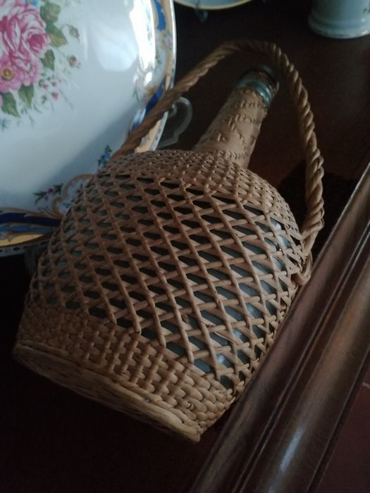 Straw-Wrapped Bottle Stand