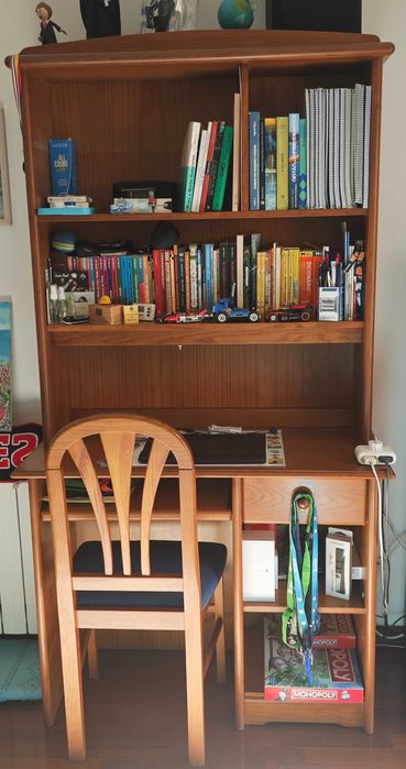 Mobília de quarto de solteiro completo em pinho.