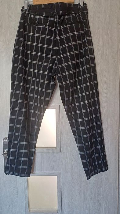 Czarno-białe spodnie w kratkę Reserved
