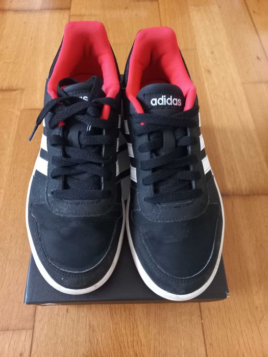 Tenis Adidas pretos, vermelhos e brancos