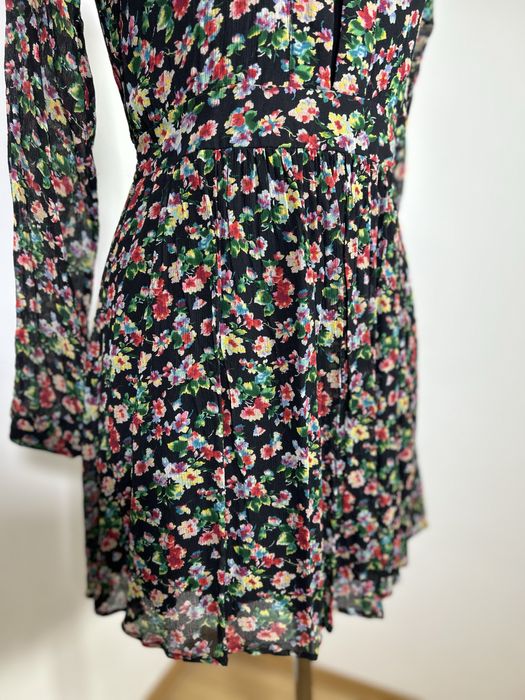 Sukienka American Vintage kwiaty S taliowana boho 36 z dekoltem czarna