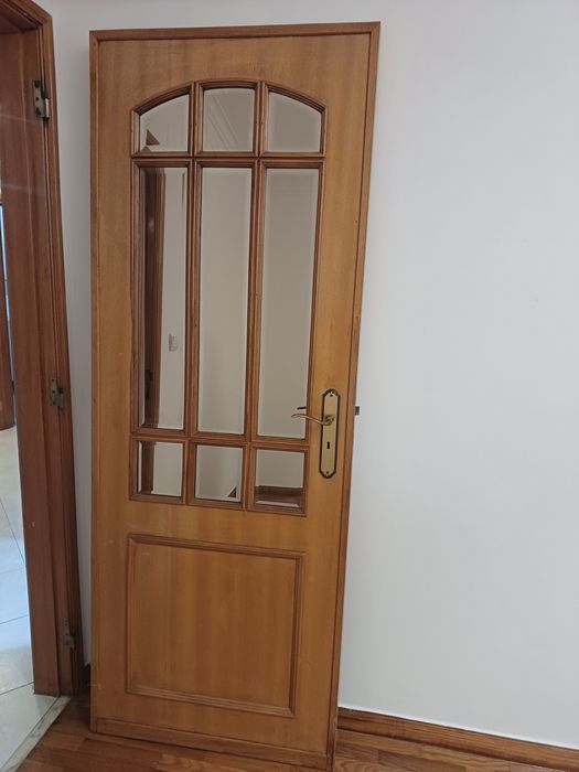 Portas de madeira maciça castanhas