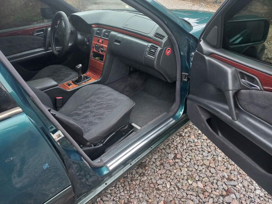 Mercedes-Benz E 210 2.0D