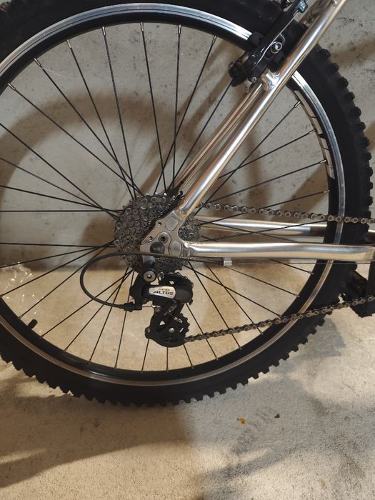 Bicicleta nova em alumínio