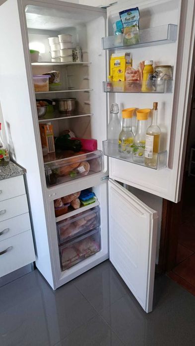 Frigorífico semi novo.