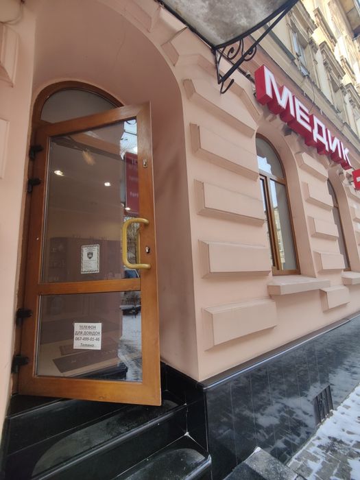 Продаж Комерція вул.Куліша Центр Фасад 3 вікна+ Двері,ц.160000 у.о