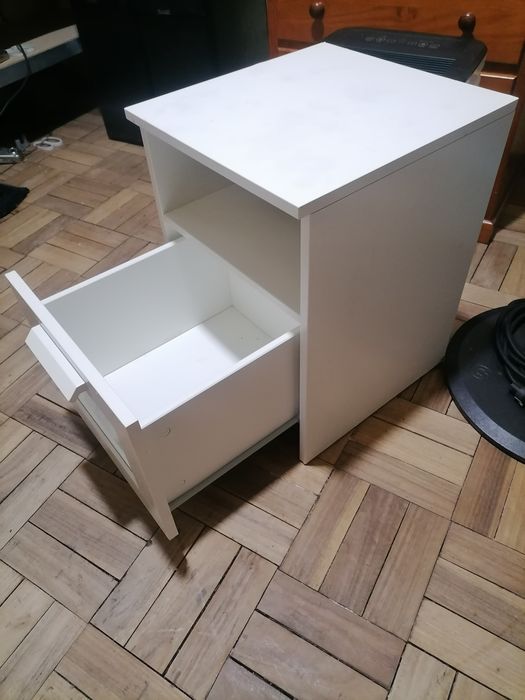 Mesa de cabeceira IKEA