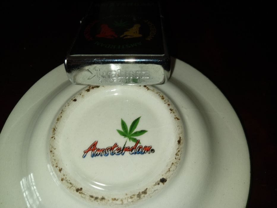 Isqueiro holandês e cinzeiro também da Holanda