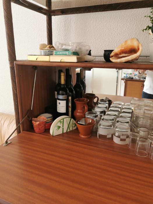 Estante bar em vime e vidro