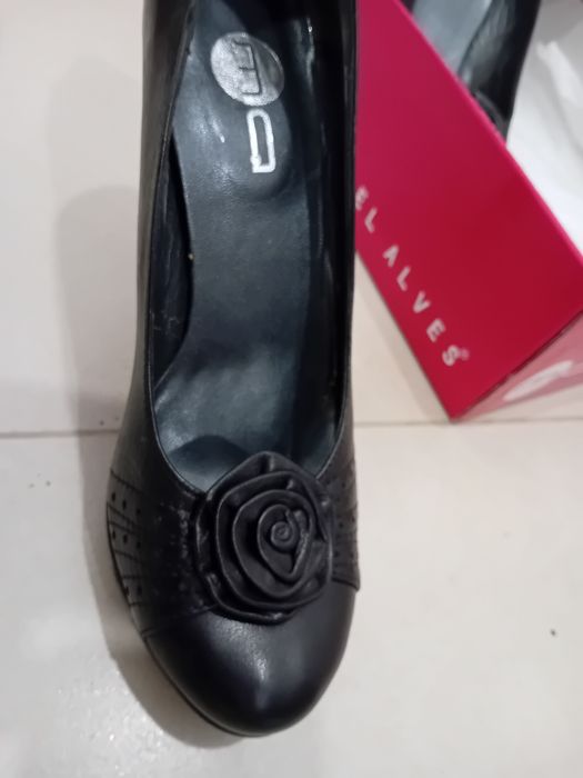 Sapatos de saltos em pele pretos