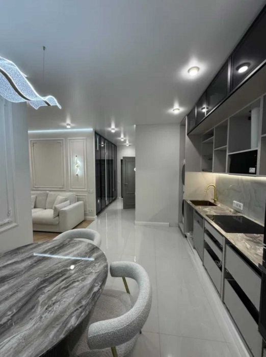 Продам квартиру в Кадорі на Краснова.Авторський ремонт.Розтермінування