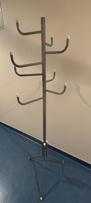 Cabide de pé cinzento