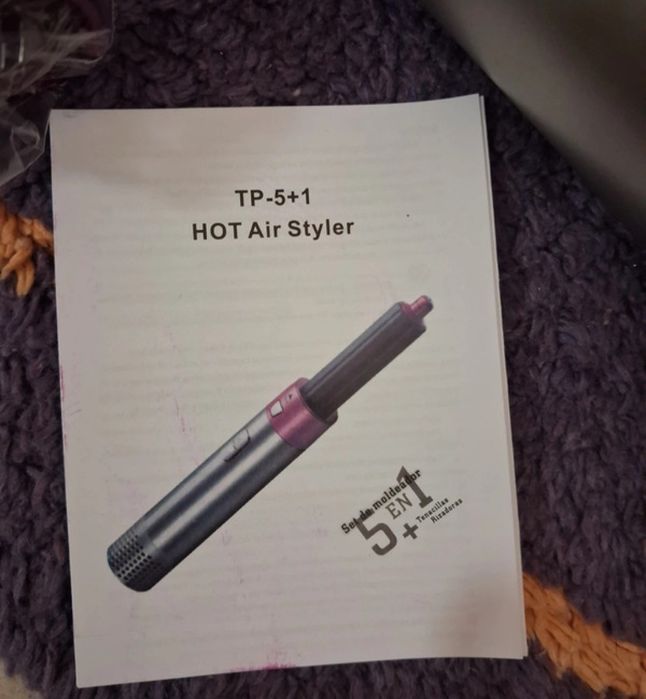 Secador de cabelo e vários acessórios