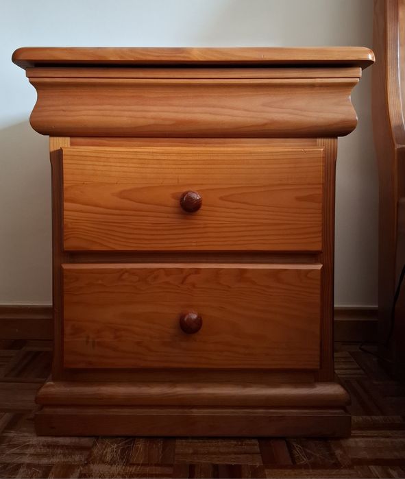 Duas mesas de cabeceira