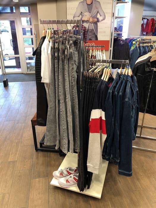 Торгове обладнання (стійки, направляючі, інше).