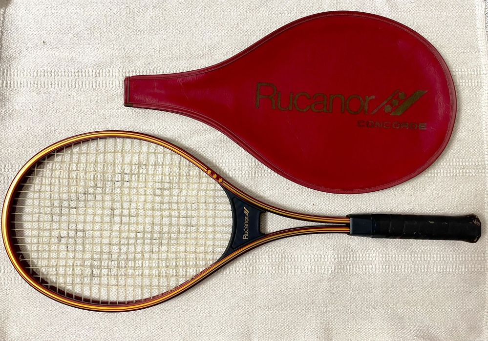 Raquetes vintage de madeira e acessórios antigos de tênis