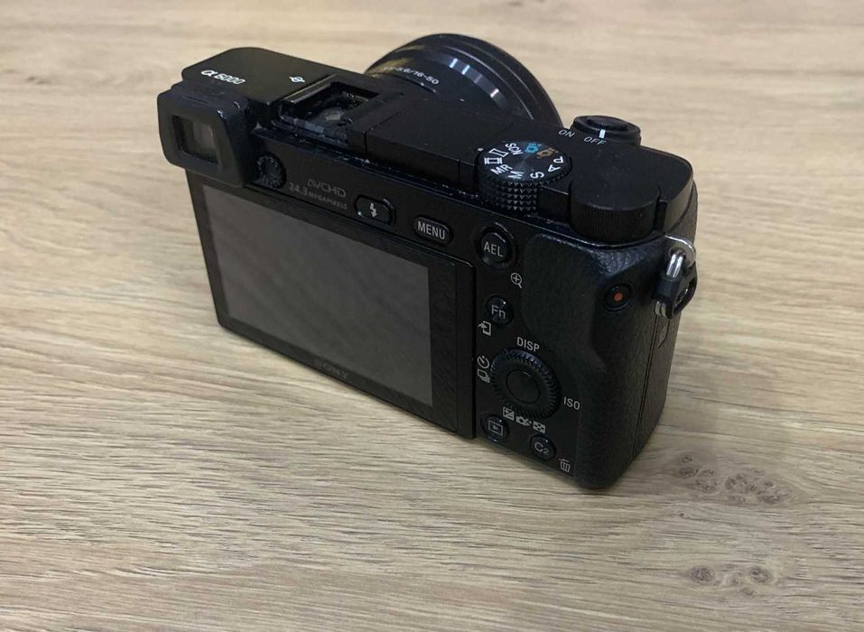 Sony A6000 + torba + karta SD + obiektyw 16-50 mm F3.5-5.6 OSS